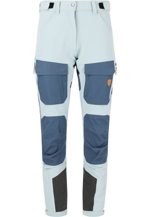 Pantaloni outdoor blu chiaro con tasche blu scuro, dettagli neri e rinforzi alle ginocchia. Presentano cerniere e passanti per la cintura.