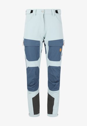 Pantaloni outdoor blu chiaro con tasche blu scuro, dettagli neri e rinforzi alle ginocchia. Presentano cerniere e passanti per la cintura.