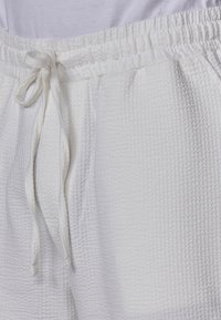 Non selezionato, off white