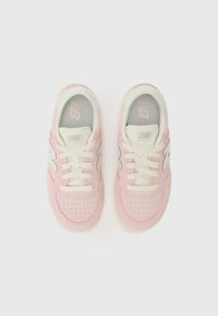 Baskets de sport roses en matériau suédé et en maille, dotées de perforations, de lacets blancs et d'un logo gris clair sur les côtés.