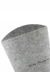 Calcetín gris hasta el tobillo con textura acanalada y material suave, que presenta un sutil logo de la marca cerca del puño.