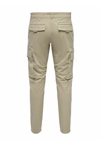 Pantalon cargo beige avec plusieurs poches à rabat à l’arrière et sur les côtés, coupe droite et passants de ceinture à la taille.