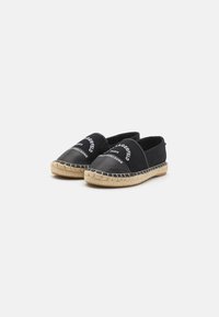 Espadrillas nere con un mix di materiali lisci e testurizzati, suola in juta naturale e logo bianco stampato sulla parte superiore.