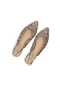 Slingback pumps met luipaardprint en een puntige neus, van beige stof, met een gladde textuur en een verstelbare band met een goudkleurige gesp.