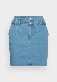 Série de ganga azul claro com uma cintura alta, dois botões à frente e detalhes cosidos. Apresenta uma silhueta ajustada e um corte reto.