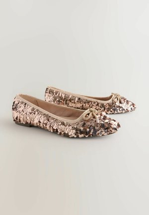 Roségoldene Pailletten-Ballerinas mit einer runden Spitze, satiniertem Rand und einem dekorativen Schleifen vorne. Flache Sohle und glattes Innenfutter.