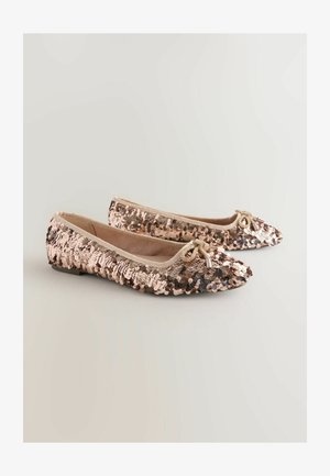 Růžově zlaté baletní střevíce s flitry, zaoblenou špičkou, saténovým lemem a dekorativní mašlí vpředu. Plochá podešev a hladký vnitřek.