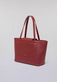 Borsa tote in pelle rossa con forma rettangolare, tasca anteriore piatta e due robuste tracolle. Texture liscia con hardware minimale.