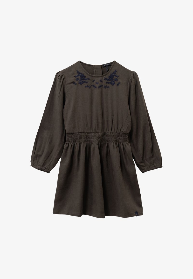 Dunkelolivgrünes Kleid mit langen Puffärmeln, smockiertem Taillenbereich und marineblauer Blumenstickerei am Ausschnitt. Glatte Stoffoberfläche.