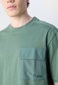 BOSS POCKET - Jednoduché tričko - open green