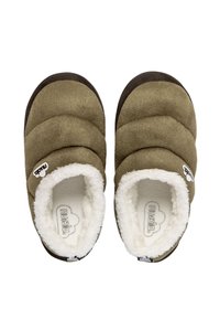 Zapatillas de ante verde con forro de felpa blanca. Textura acolchada, forma redondeada y suelas de goma. Presenta un pequeño logo en el lado.