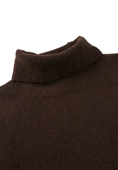 Maglione a collo alto lavorato a maglia marrone con texture a coste e un accogliente colletto voluminoso, realizzato in morbido e caldo materiale.