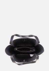 Borsa tote in pelle nera con due manici superiori. L'interno include un scomparto con zip e una fodera in tessuto morbido. Texture liscia.