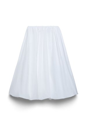 Jupe blanche mi-longue en ligne A avec taille froncée et tissu lisse, présentée sur un fond blanc uni.