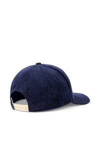 Gorra de béisbol de pana en color navy con visera curva, superficie texturizada y una correa ajustable en la parte trasera.