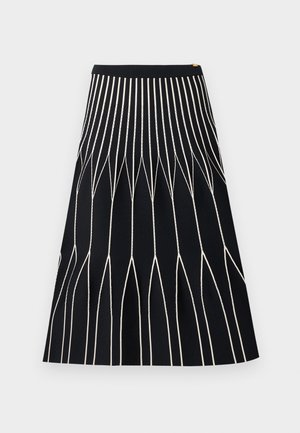 Juoda midi sijonas su baltais vertikaliais geometriniais linijomis, sudarančiomis pailgos diamondų formos raštą, ir aptempta juosmens juosta.