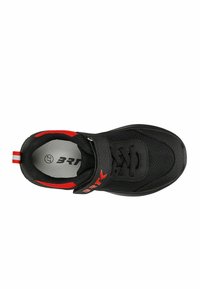Scarpa sportiva nera con parte superiore in rete, dettagli rossi, cinturino in velcro e lacci. Presenta un colletto imbottito e una suola in gomma texturizzata.