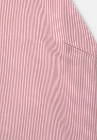 Tissu rayé rose et blanc, avec des lignes verticales. La texture semble lisse, avec un léger éclat et un motif subtil.