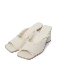 Beige Leinenschuhe mit offenen Zehen, fransigen Kanten, quadratischer Zehenform und einem klobigen Absatz von 6,5 cm. Texturiertes Material mit glatter Innenauskleidung.