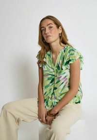 Desires MACIE  SLEEVE - Blouse - p sap green print