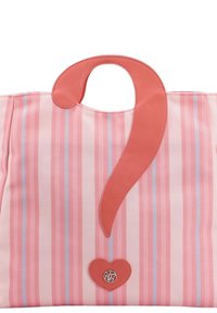 Borsa a spalla a righe in rosa e azzurro chiaro. Presenta un grande manico in pelle rosa e un dettaglio a forma di cuore sul davanti.