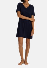 Abito blu navy a maniche corte con scollatura a V, realizzato in tessuto morbido e liscio. Silhouette leggermente svasata. Nessun motivo o dettaglio visibile.