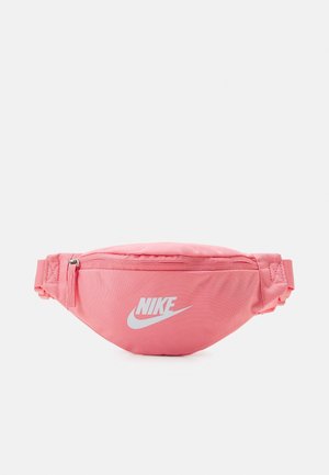 Różowa nerka Nike z główną komorą na zamek błyskawiczny i regulowanym paskiem, z białym logo Nike z przodu.