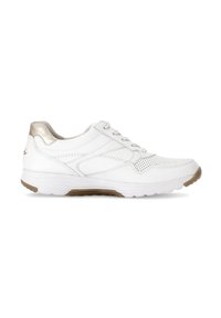 Witte sportieve schoen met een geperforeerde bovenkant, metallic gouden accent op de hiel en een gestructureerde rubberen zool. Beschikt over een vetersluiting.