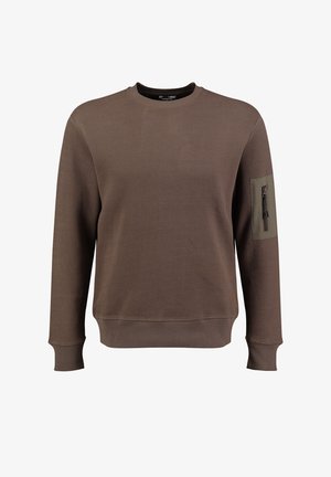 Sudadera marrón texturizada con cuello redondo, puños acanalados y un bolsillo lateral con cremallera; presenta un sutil logo en la parte delantera.