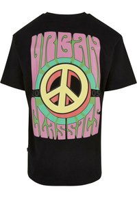 Juodas medvilnės marškinėliai su dideliu, daugiaspalviu taikos simboliu ir "URBAN CLASSICS" užrašu nugaroje. Dizainas pasižymi ryškiais, grafiškais elementais.