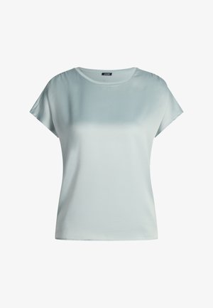 Jasnoniebieski, krótki rękaw, top wykonany z gładkiej, miękkiej tkaniny o okrągłym dekolcie. Charakteryzuje się luźnym krojem i minimalną ilością przeszyć.