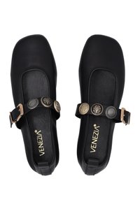 Schwarze Lederschuhe mit quadratischer Spitze, mit flacher Sohle und dekorativem Riemen mit metallischen Akzentknöpfen. Markenname "Venezia" sichtbar.