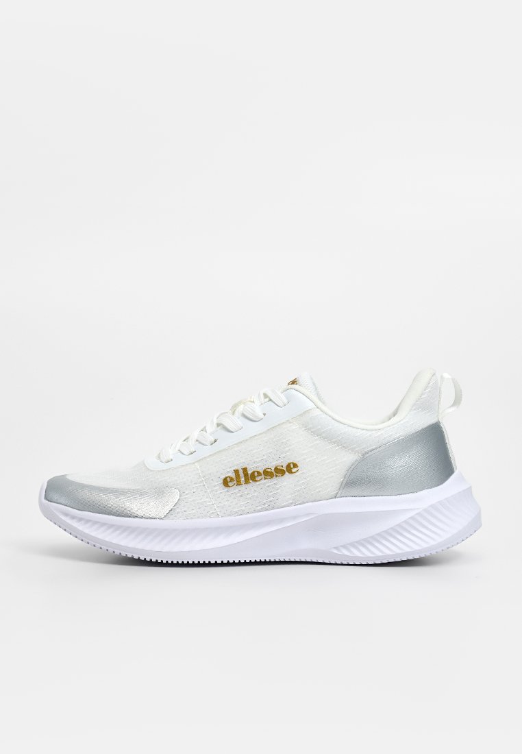 Zapatilla deportiva blanca con acentos metálicos en plata, parte superior texturizada y detalles del logo en dorado. Presenta cordones y una suela acolchada con estrías.