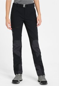 Svarta vandringsbyxor med mörkgrå detaljer, bältesloopar, sidofickor med dragkedja och förstärkta knäpartier som är designade för hållbarhet och flexibilitet.