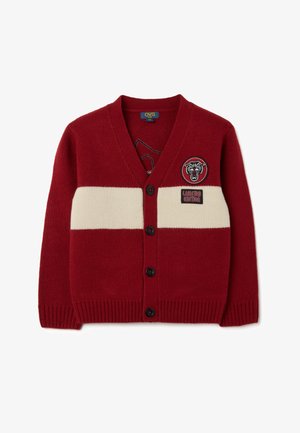 Cárdigan de punto rojo con escote en v, rayas horizontales en color crema, botones negros, presenta un logo de pantera y un parche de "Edición Limitada". Bajo acanalado.