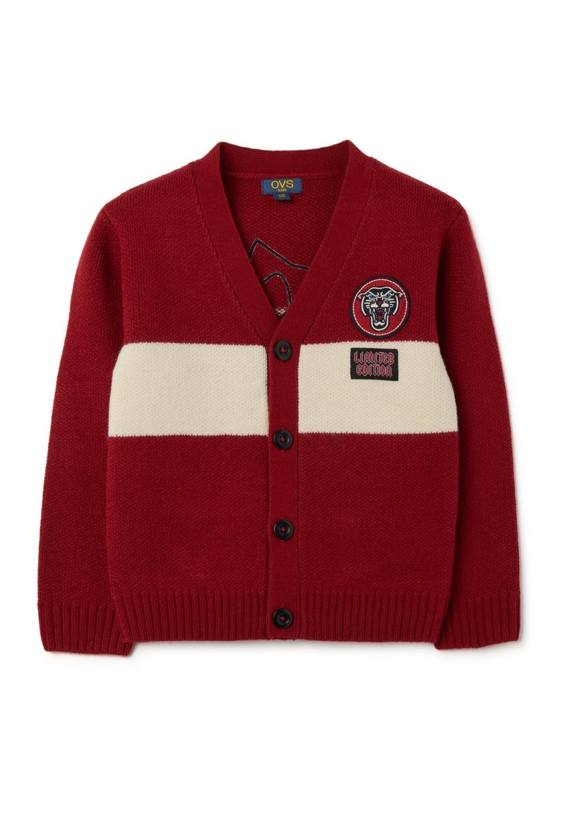 Rote Strickjacke mit V-Ausschnitt, cremefarbenem Querstreifen, schwarzen Knöpfen, Panthervariante und "Limited Edition"-Patch. Rippbündchen.
