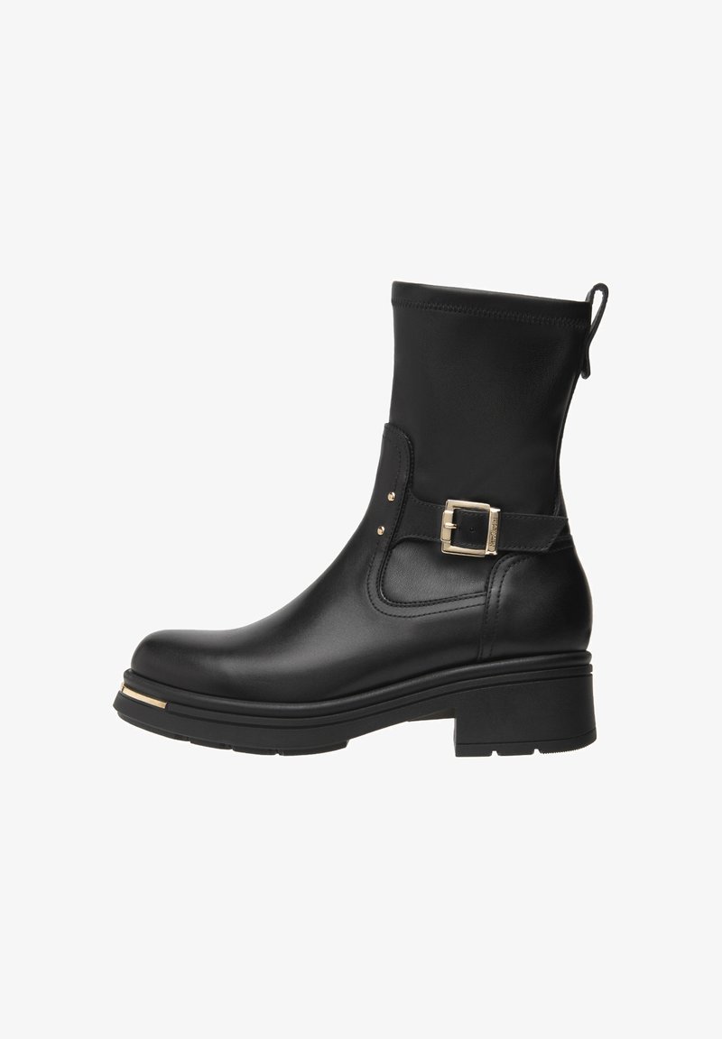 Bottine en cuir noir avec un bout rond, accent de boucle dorée sur le côté et un talon en bloc effilé. Texture lisse, détails de couture minimaux.