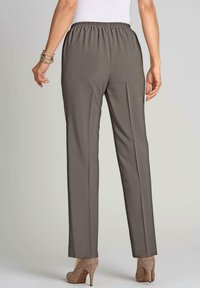Grijze broek met een elastische tailleband, recht model en een soepele textuur, gecombineerd met lichtbeige hoge hakken.