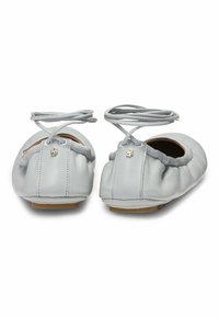 Grå läderballettskor med snoddar runt kanten, samlad häl och liten metallisk detalj. Platta sulor och rundad tådesign.