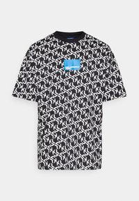 Svart t-shirt med kort ärm och ett vitt geometriskt mönster samt en blå logotyp patch på bröstet. Tillverkad av mjukt, lättviktsmaterial.