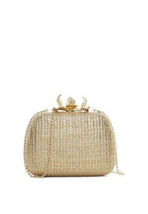 Petite pochette rectangulaire en or avec texture tissée, fermoir floral décoratif, et fine chaîne dorée sur fond blanc.