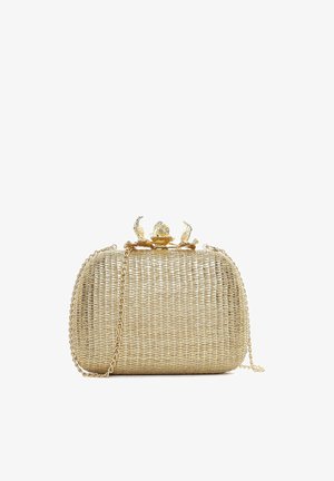 Kleine rechthoekige gouden clutch met geweven textuur, decoratieve bloemvormige sluiting en dunne gouden kettingriem op witte achtergrond.