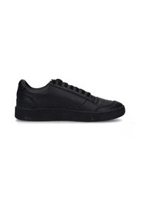 Sneaker basse nere realizzate in pelle liscia, dotate di sei occhielli, suola in gomma testurizzata e sottili dettagli di cucitura.