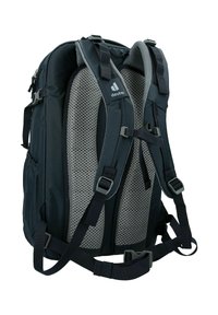 Mochila de tela negra con panel trasero de malla gris y correas. Presenta hebillas ajustables y bolsillos laterales para almacenamiento adicional.