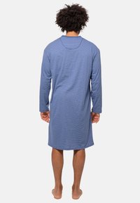Robe a maniche lunghe blu e bianco a righe, lunghezza fino al polpaccio, realizzato in tessuto morbido. Collo rotondo, taglio dritto, con dettagli di cucitura sottili sulla spalla.