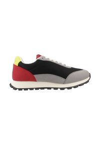 Zapatillas de malla negra y ante gris con acentos en rojo y amarillo, suela de goma y un diseño aerodinámico. Cierre de cordones y cuello acolchado.