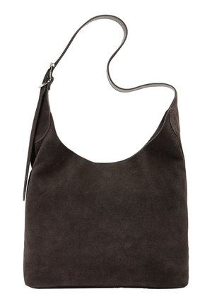 Ciemnobrązowa zamszowa torba na ramię z regulowanym paskiem i srebrną klamrą, prosta i miękka w dotyku.