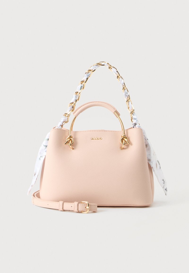 Sac à main structuré rose pâle avec des poignées dorées, une écharpe blanche tissée à travers la sangle chaîne et une bandoulière en cuir réglable.