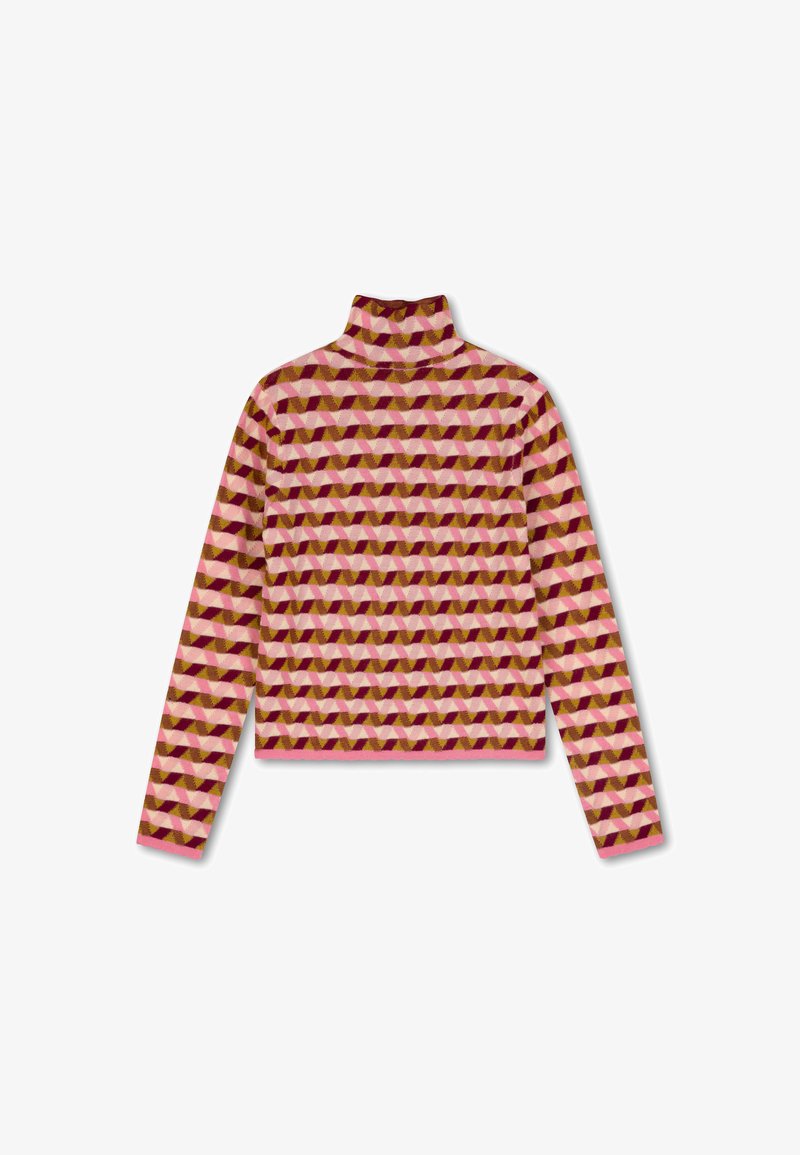 Langsleeve coltrui in roze, crème en bordeaux met een geometrisch patroon van driehoeken. Gebreide textuur, cropped ontwerp en aansluitende mouwen.