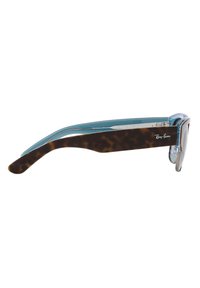 Occhiali da sole Ray-Ban con montatura blu traslucida e braccio in tartaruga marrone. Caratterizzati da hardware minimale e lenti chiare.